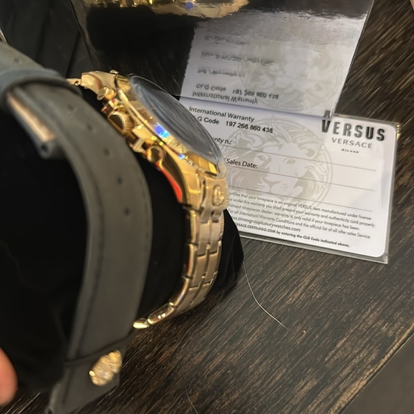 Versace men’s watch gold with additional leather band. - Picture 2 of 3